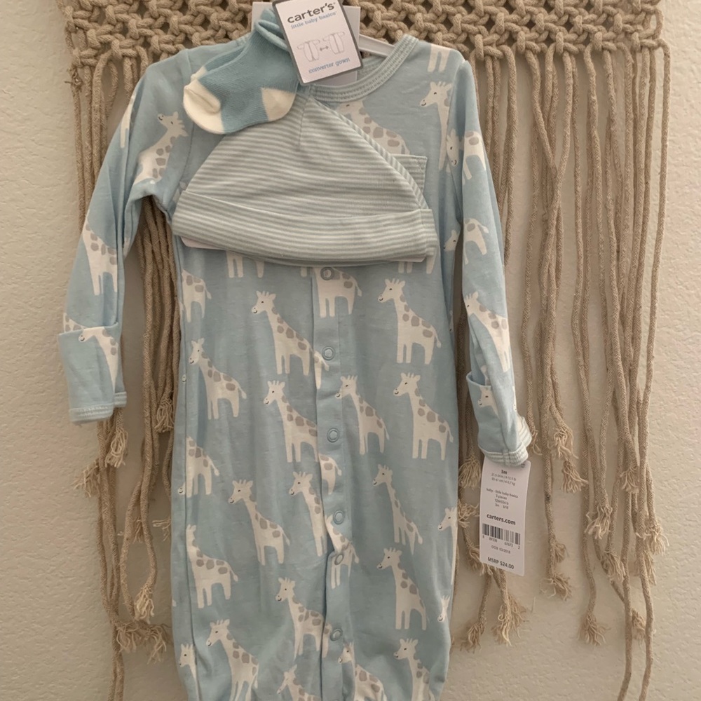 Giraffe converter set, gown carter’s 3 mo